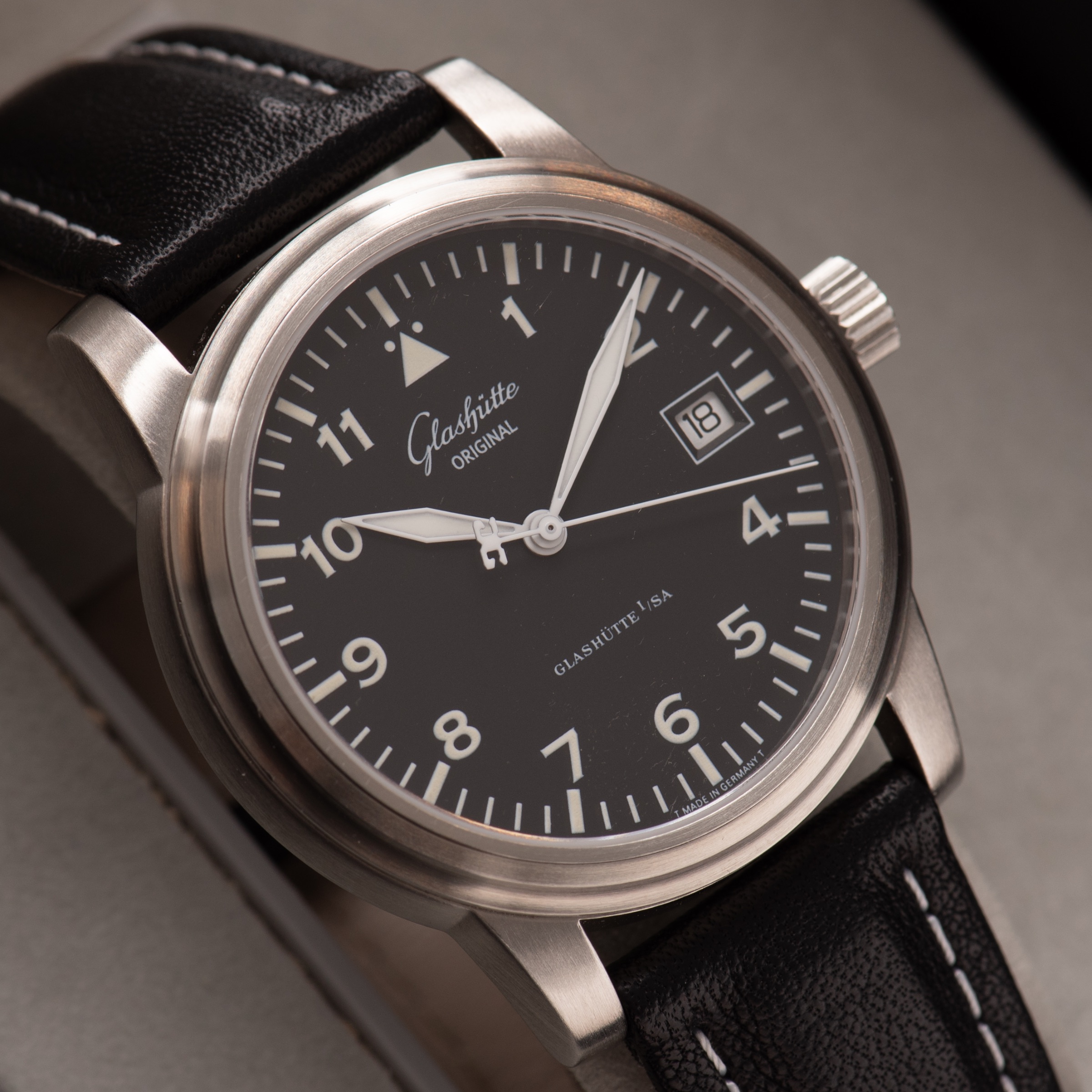 Vue de Glashütte Original Senator Navigator — cadran noir — Réf. 39-11-07-07-04 — 1999